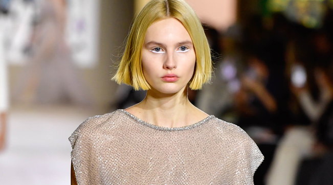 Dior, ricami preziosi e abiti lunghi: a Parigi una nuova femminilità