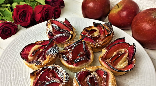 Per un dolce San Valentino: rose di mele dalla polpa rossa