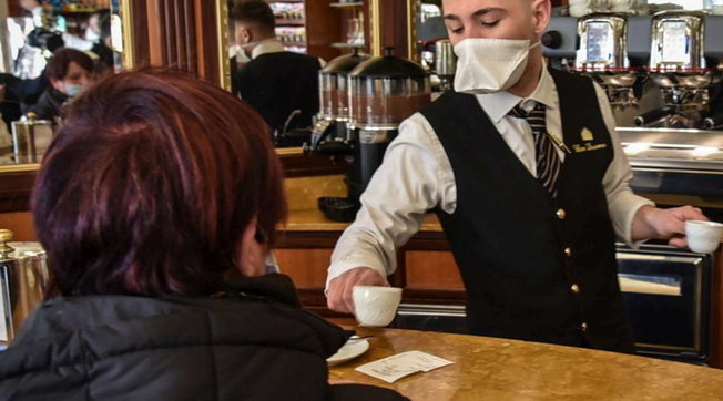 Covid coronavirus Milano bar tavolini servizio tavolo Duomo