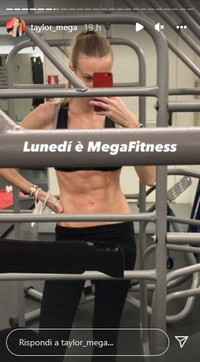 Taylor Mega tutta nuda provoca i follower