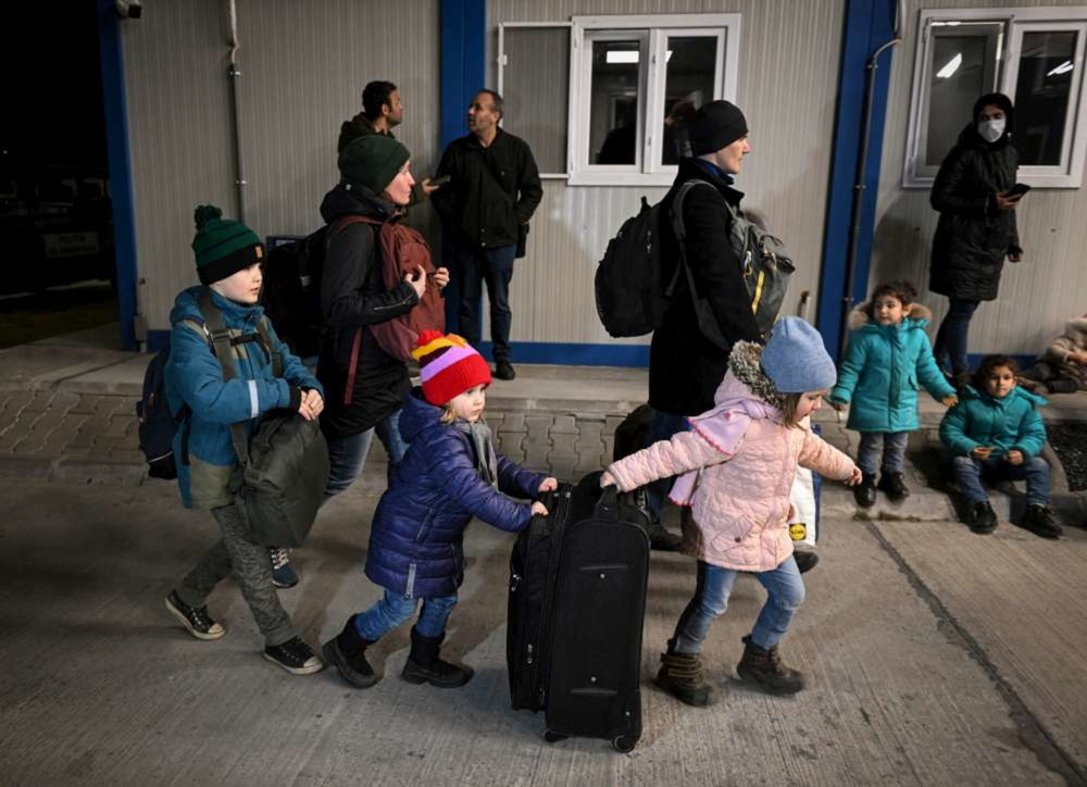 Ucraina, esodo di profughi: 15 km di coda al confine con la Romania