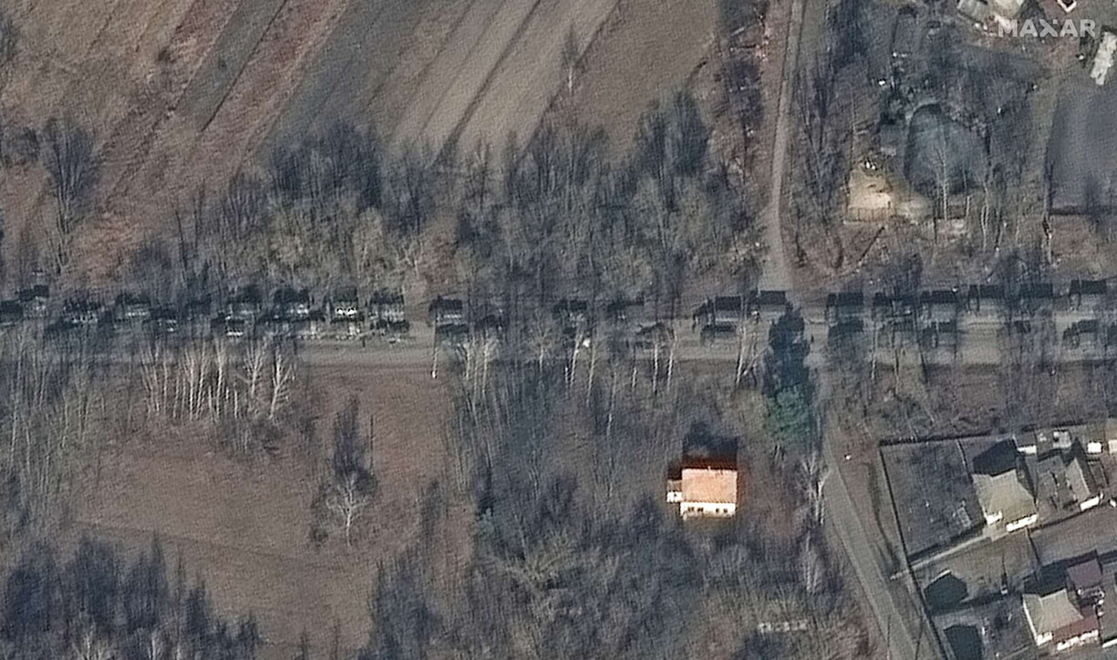 Migliaia di mezzi russi verso Kiev: fotografata dal satellite una colonna lunga oltre 60 chilometri
