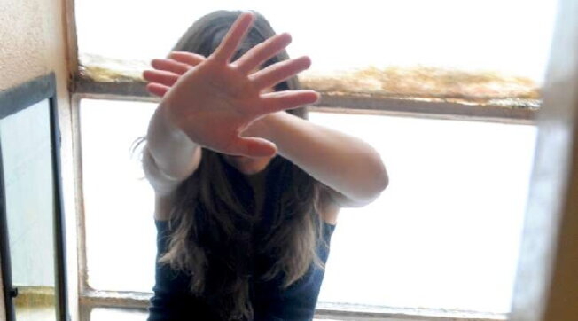 stupro violenza minori cellulare porno molestie abusi telefonino sesso