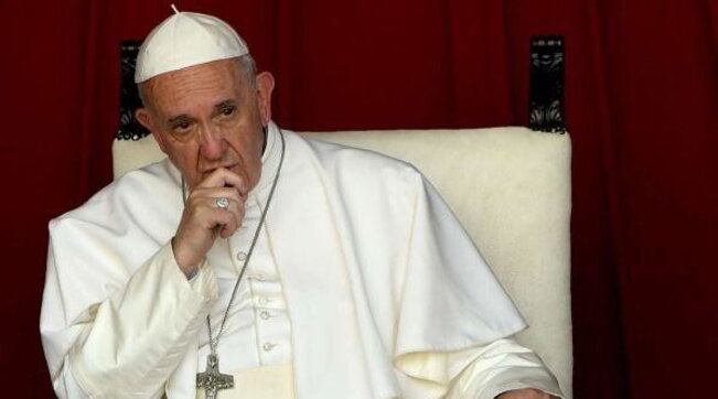 papa francesco arrabbiato serio