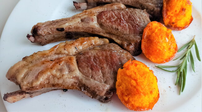 Cotolette di agnello con flan di carote e zenzero