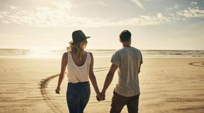 amore, coppia, relazione, spiaggia, sole, estate, tramonto, mano nella mano, passeggiare,