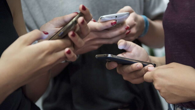 smartphone telefonini chat ragazzi studenti bullismo studenti classe