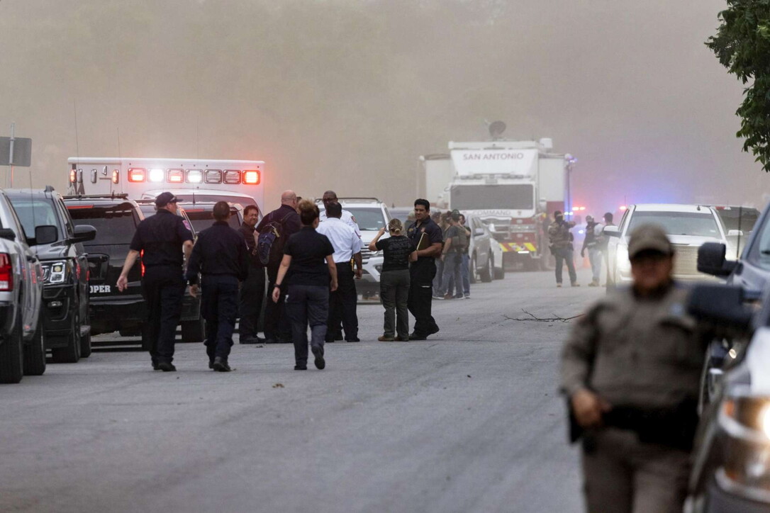 Texas, strage in una scuola: bandiere a mezz'asta - foto 1