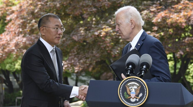 Biden e lʼamico coreano e Volkswagen che gioca a fare il lupo cattivo