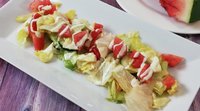 Insalata di cocomero con vinaigrette e crema di yogurt