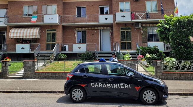 Soliera Modena bambino caduto secondo piano cc carabinieri auto villette schiera