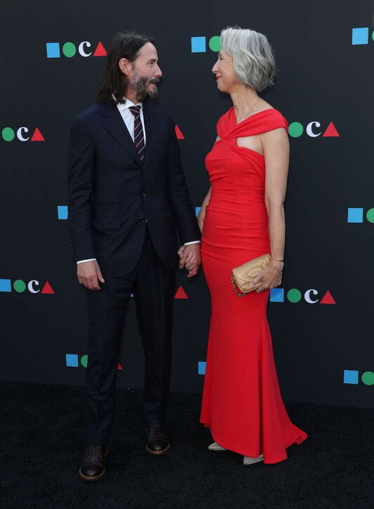Keanu Reeves e la fidanzata Alexandra Grant sempre più innamorati, mano