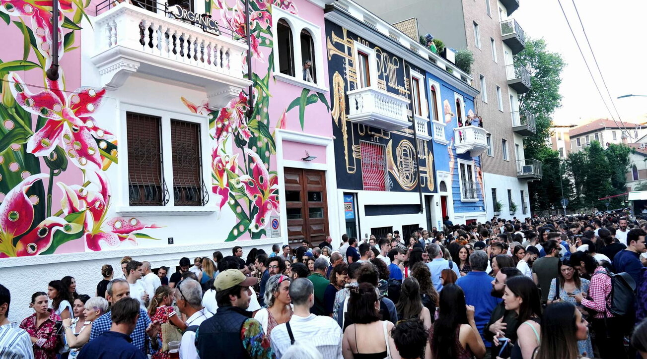 Toiletpaper colora un'intera via di Milano l'installazione in dono