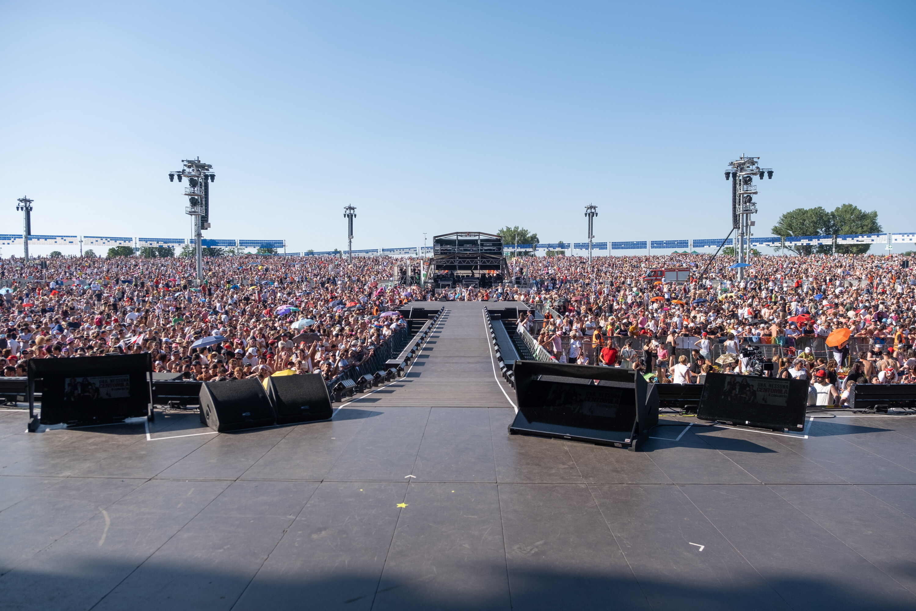 Una. Nessuna. Centomila": una marea di gente per cantare e dire di no alla violenza sulle donne - Tgcom24