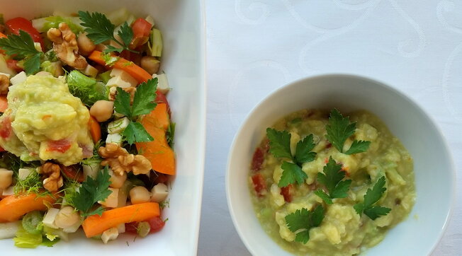 Insalata con avocado ceci albicocche e noci
