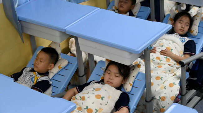 In Cina arriva il banco-letto per il riposino (obbligatorio) degli studenti