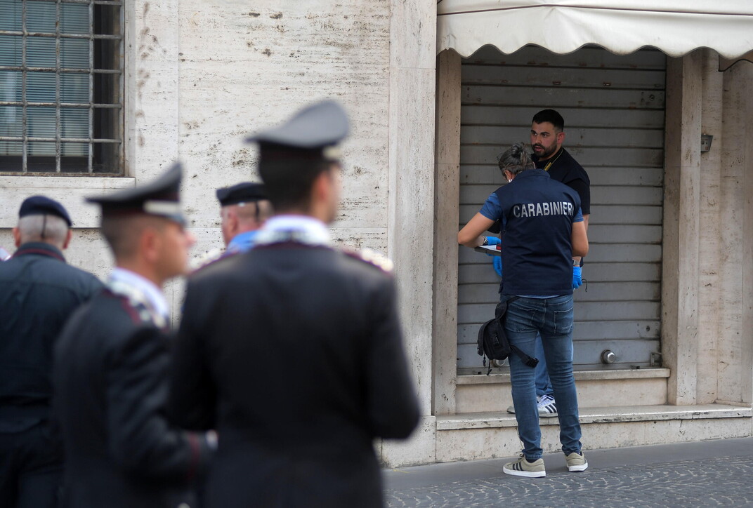 Momenti di paura a Roma: forza un posto di blocco in Vaticano e scappa