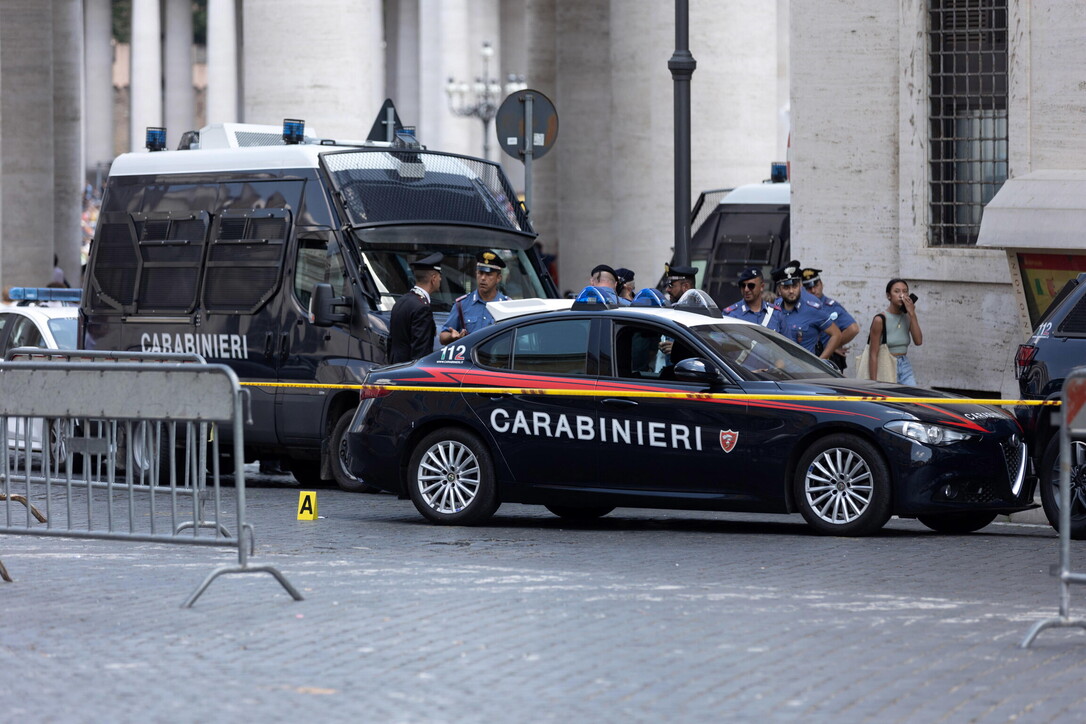 Momenti di paura a Roma: forza un posto di blocco in Vaticano e scappa