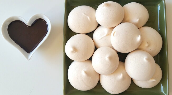 Meringhe vegane con delizioso cioccolato fondente