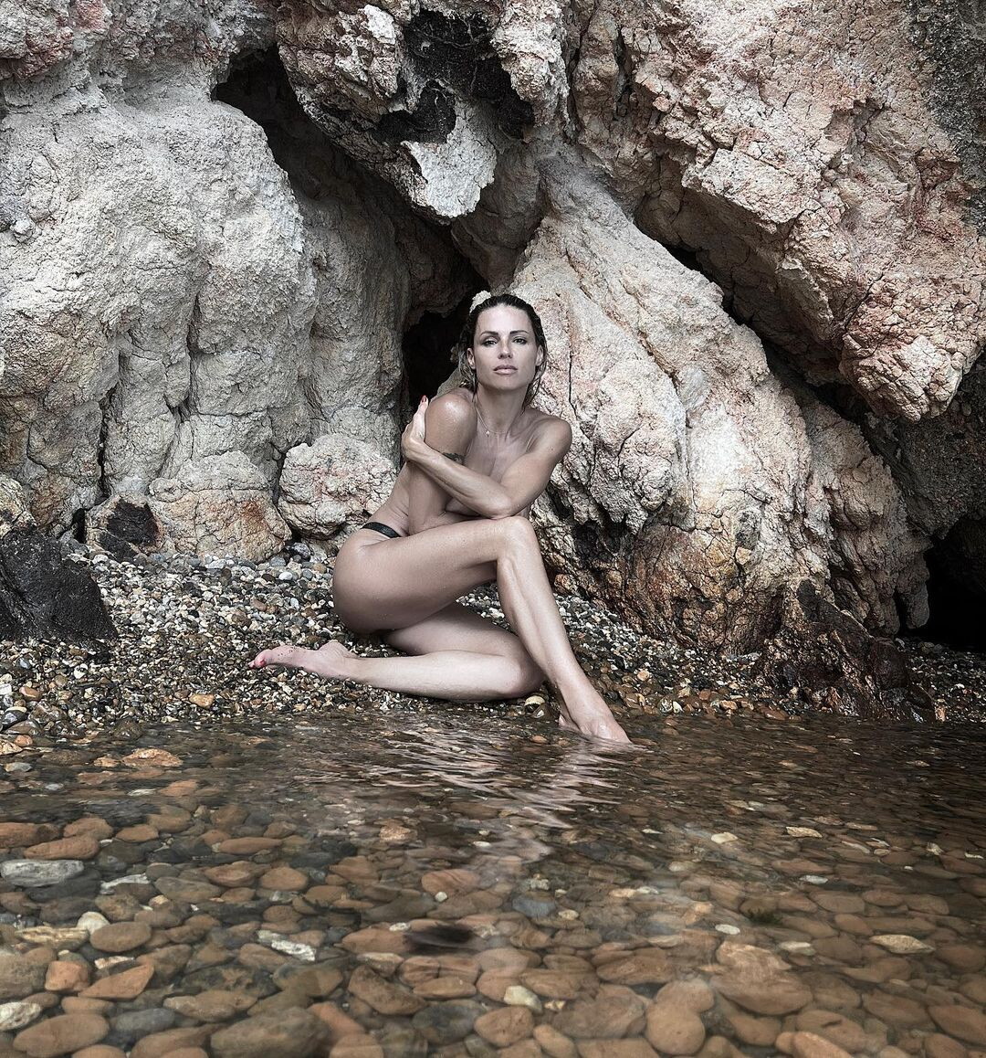 Michelle Hunziker alle Eolie, bikini mozzafiato e selfie col parroco