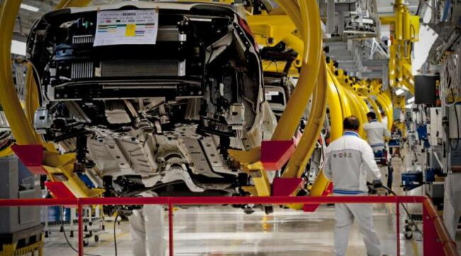 industria fiat catena di montaggio officina automobili macchine operai fca