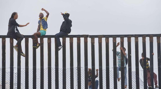 Caos migranti frontiera confine Usa Messico