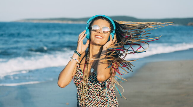 musica, ascoltare musica, musica in spiaggia, ragazza che ascolta musica, estate, buonumore,