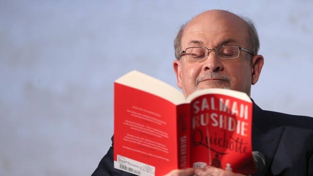 New York, aggredito sul palco lo scrittore Salman Rushdie
