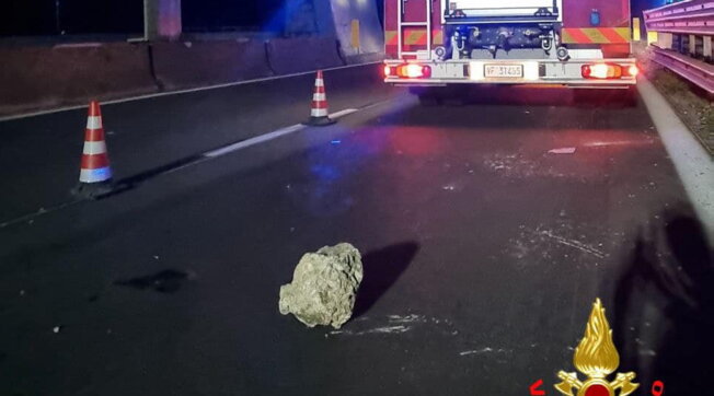 Frana su statale nel Lecchese, lunghe code verso la Valtellina