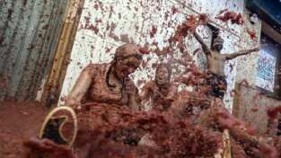 In 15mila in Spagna per la Tomatina: il ritorno della battaglia a suon di pomodori dopo lo stop per Covid