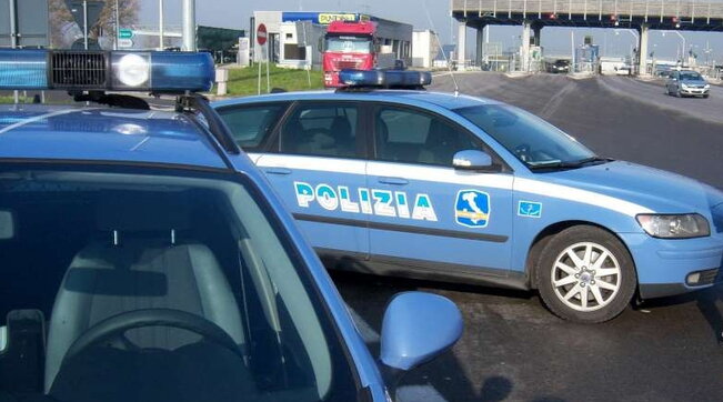 Cammina sull'autostrada A4 nel Torinese, 30enne salvata dalla polizia