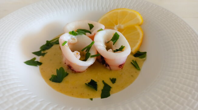 Calamari al limone su hummus di edamame