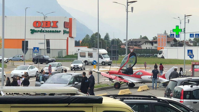 Bolzano, atterraggio d'emergenza per un ultraleggero in un parcheggio