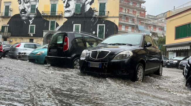 Maltempo in Toscana e Campania: a Napoli strade come fiumi