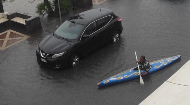 Maltempo Ischia, va a votare in canoa