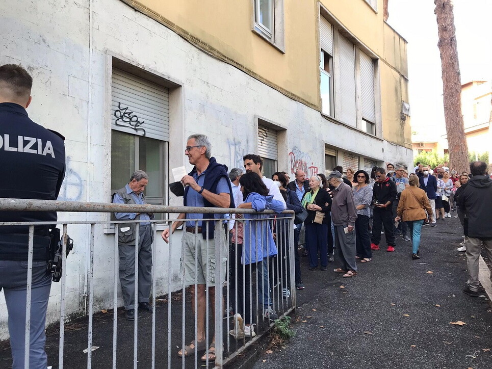 Elezioni, da Aosta a Palermo code e caos ai seggi: colpa del tagliando antifrode?