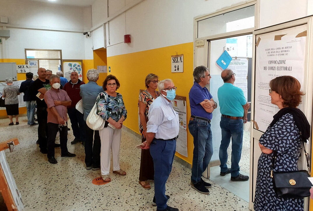 Elezioni, da Aosta a Palermo code e caos ai seggi: colpa del tagliando antifrode?