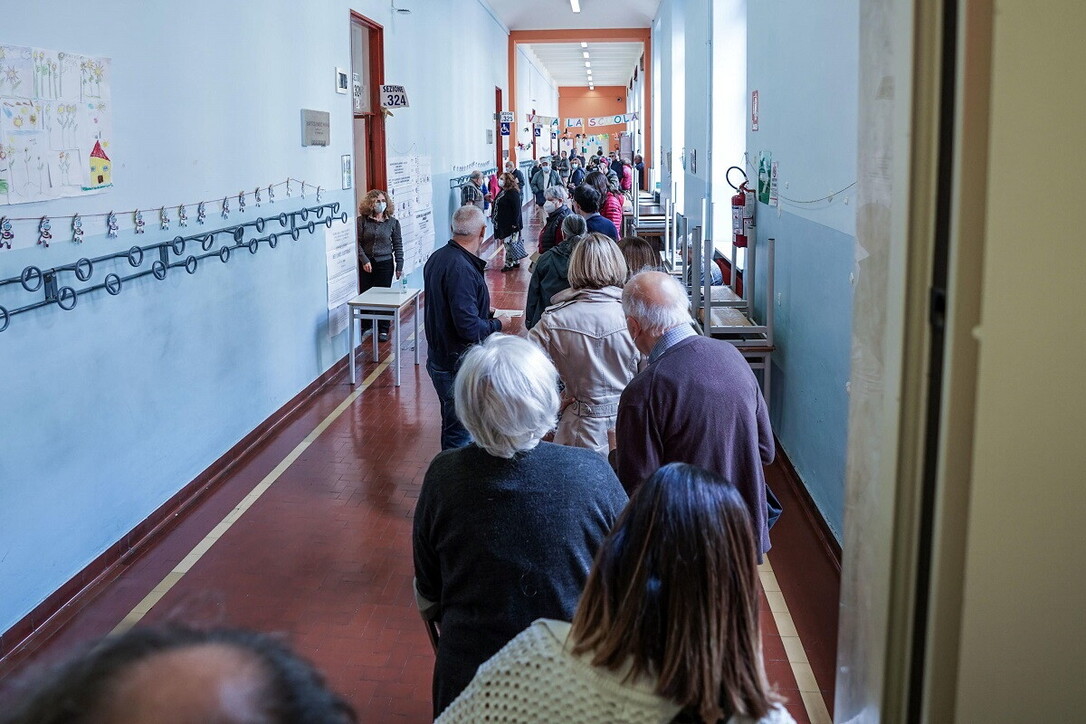 Elezioni, da Aosta a Palermo code e caos ai seggi: colpa del tagliando antifrode?