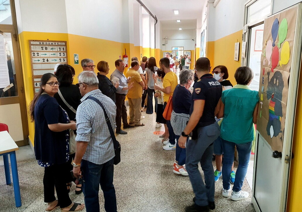 Elezioni, da Aosta a Palermo code e caos ai seggi: colpa del tagliando antifrode?