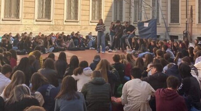 Liceo Manzoni di Milano occupato in segno di protesta per vittoria FdI