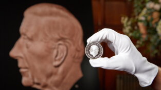 Gran Bretagna,&nbsp;la Zecca reale mostra le nuove monete con Carlo III