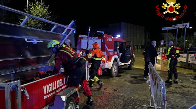 maltempo, ancona, alluvione, senigallia, soccorsi, vigili del fuoco
