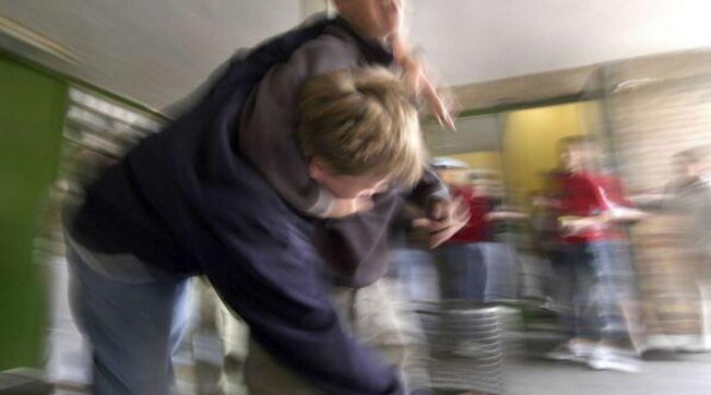 bullismo bulli baby gang violenza minori picchiato botte pestaggio pugni calci