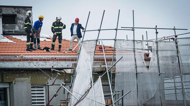Crolla un ponteggio nel Torinese, tre operai feriti gravi