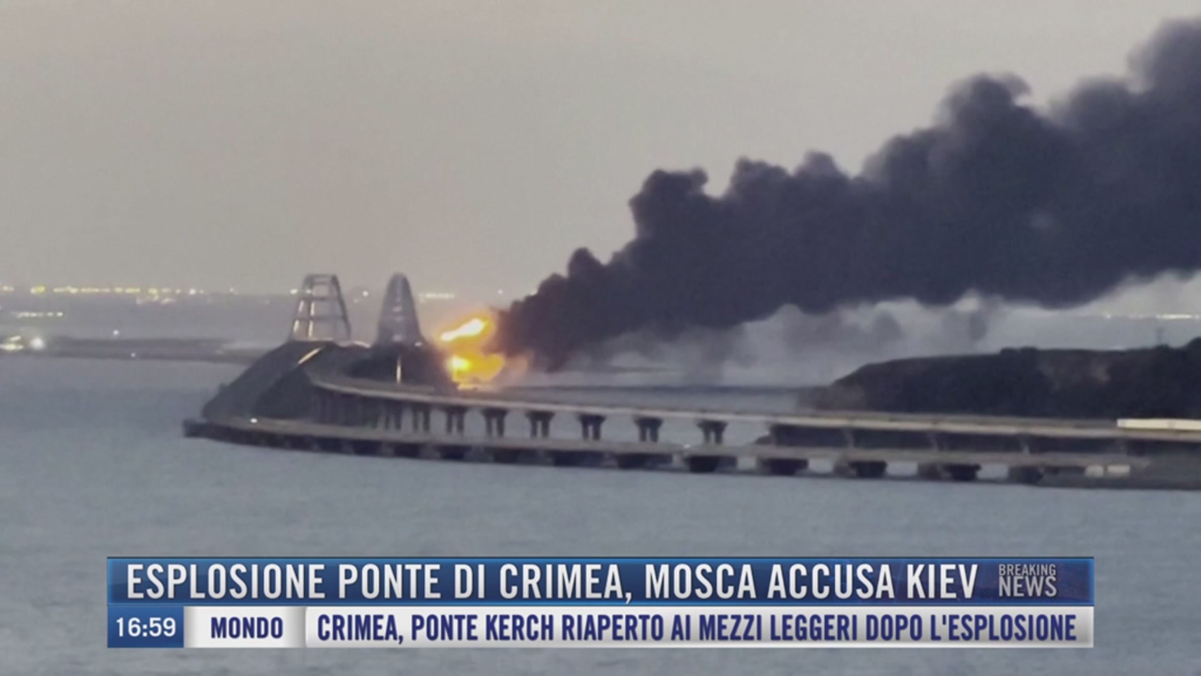 breaking-news-delle-17-00-esplosione-ponte-di-crimea-mosca-accusa