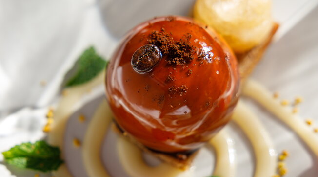 Sfera al caffè, biancomangiare e granita di whisky dello Chef Senio Venturi