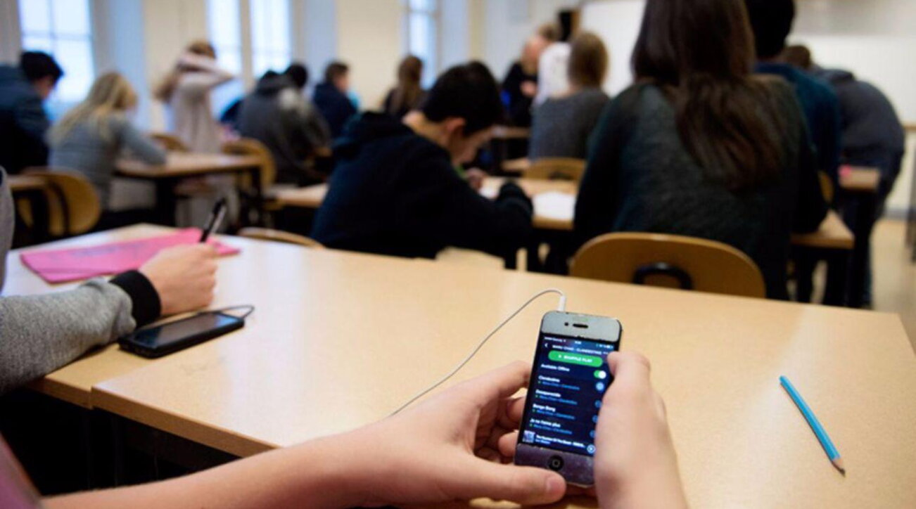 Latina, il preside vieta il cellulare in classe: s &hellip;