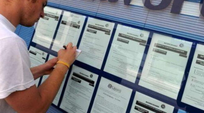 giovani lavoro disoccupati disoccupazione occupazione, generica