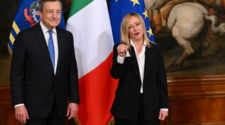 Governo, oltre un&#39;ora di colloquio tra Mario Draghi e Giorgia Meloni: poi il passaggio della campanella