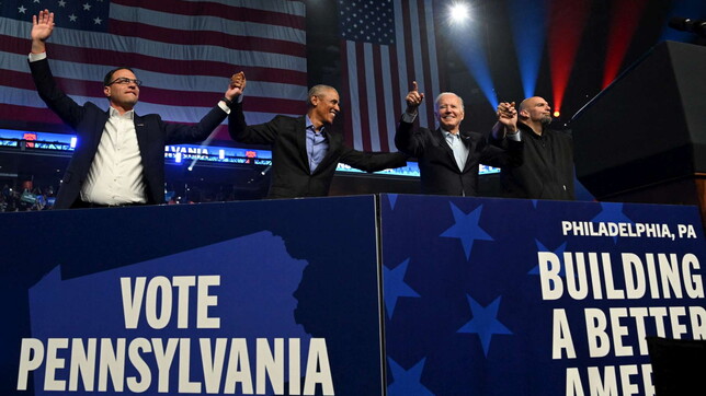 Obama e Biden si ritrovano sul palco in Pennsylvania